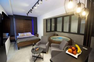 Jacuzzi Sauna SelfCheckIn Mystic في موستار: غرفة في الفندق مع حوض استحمام وسرير