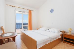 Posteľ alebo postele v izbe v ubytovaní Apartments with a parking space Brela, Makarska - 6043