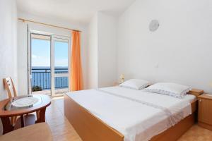 Posteľ alebo postele v izbe v ubytovaní Apartments with a parking space Brela, Makarska - 6043