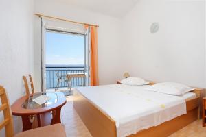 Posteľ alebo postele v izbe v ubytovaní Apartments with a parking space Brela, Makarska - 6043