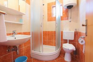 Kúpeľňa v ubytovaní Apartments with a parking space Brela, Makarska - 6043 + 35 fotografií
