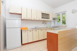 Kuchyňa alebo kuchynka v ubytovaní Apartments with a parking space Brela, Makarska - 6043
