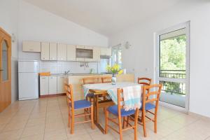 Kuchyňa alebo kuchynka v ubytovaní Apartments with a parking space Brela, Makarska - 6043