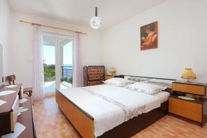 Posteľ alebo postele v izbe v ubytovaní Apartments with a parking space Brela, Makarska - 6043