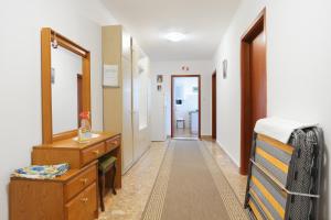 Posteľ alebo postele v izbe v ubytovaní Apartments with a parking space Brela, Makarska - 6043
