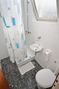 bagno con servizi igienici e lavandino di Apartments by the sea Supetar, Brac - 6040 a Supetar (San Pietro di Brazza)