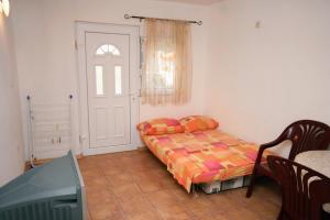 Posteľ alebo postele v izbe v ubytovaní Apartment Podaca 6050a