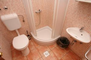 Kúpeľňa v ubytovaní Apartment Podaca 6050a + 17 fotografií