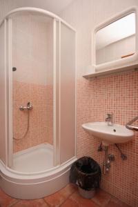 Kúpeľňa v ubytovaní Apartment Podaca 6050a