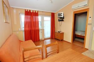 uma sala de estar com um sofá e um quarto em Apartments with a parking space Nin, Zadar - 5929 em Nin