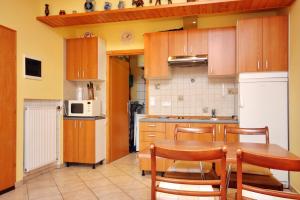 uma cozinha com uma mesa e cadeiras e um micro-ondas em Apartments with a parking space Nin, Zadar - 5929 em Nin