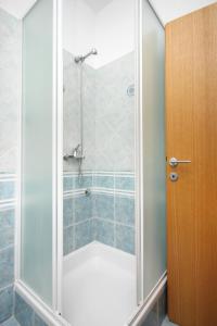um chuveiro com uma porta de vidro na casa de banho em Apartment Tkon 6215c em Tkon