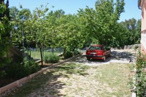 Vonkajšia záhrada v ubytovaní Apartments with parking spaces Rovanjska, Paklenica - 6209