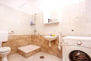 Kúpeľňa v ubytovaní Apartments with parking spaces Rovanjska, Paklenica - 6209 + 29 fotografií
