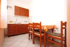 Kuchyňa alebo kuchynka v ubytovaní Apartments with parking spaces Rovanjska, Paklenica - 6209