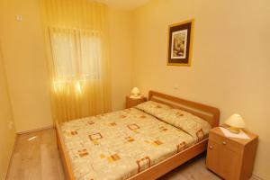 Posteľ alebo postele v izbe v ubytovaní Apartments with parking spaces Rovanjska, Paklenica - 6209