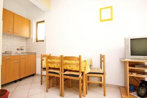 Kuchyňa alebo kuchynka v ubytovaní Apartments with parking spaces Rovanjska, Paklenica - 6209