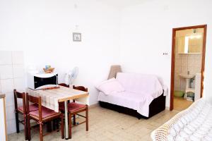 Postel nebo postele na pokoji v ubytování Apartments by the sea Poljica, Trogir - 6020