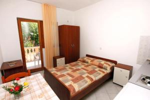 Posteľ alebo postele v izbe v ubytovaní Apartments with parking spaces Rovanjska, Paklenica - 6209