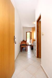 Posteľ alebo postele v izbe v ubytovaní Apartments with parking spaces Rovanjska, Paklenica - 6209
