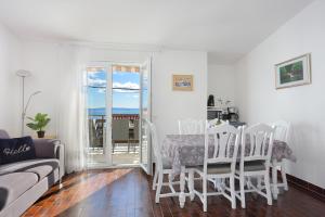 salon ze stołem, krzesłami i kanapą w obiekcie Apartments by the sea Seget Vranjica, Trogir - 6094 w mieście Seget Vranjica