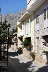 un edificio con persianas blancas a un lado. en Apartments by the sea Drasnice, Makarska - 6051, en Drasnice