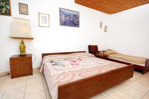 1 dormitorio con 1 cama, 1 mesa y 1 lámpara en Apartments by the sea Drasnice, Makarska - 6051, en Drasnice