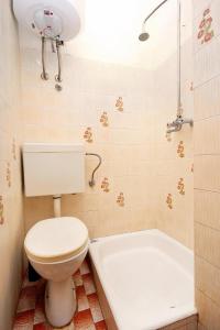 La salle de bains est pourvue de toilettes et d'une baignoire. dans l'établissement Apartments by the sea Drasnice, Makarska - 6051, à Drašnice