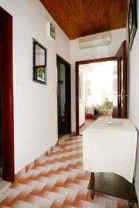 - un couloir avec une table dans une maison dans l'établissement Apartments by the sea Drasnice, Makarska - 6051, à Drašnice