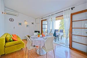 Posezení v ubytování Holiday house with a parking space Postira, Brac - 6052