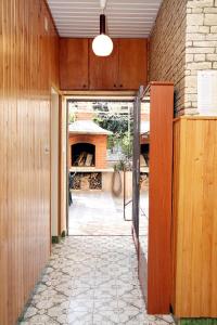 un pasillo con una puerta que conduce a una chimenea en Apartments by the sea Arbanija, Ciovo - 6062, en Trogir