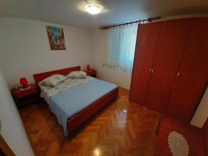 Posteľ alebo postele v izbe v ubytovaní Apartments with a parking space Vinisce, Trogir - 6117