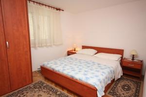 Posteľ alebo postele v izbe v ubytovaní Apartments with a parking space Vinisce, Trogir - 6117