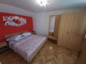 Posteľ alebo postele v izbe v ubytovaní Apartments with a parking space Vinisce, Trogir - 6117