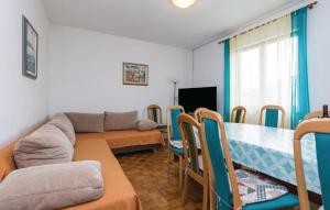 uma sala de estar com uma mesa e um sofá em Seaside apartments with a swimming pool Nin, Zadar - 6153 em Nin