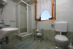 Zdjęcie z galerii obiektu Apartments with a parking space Turanj, Biograd - 6212 w mieście Turanj