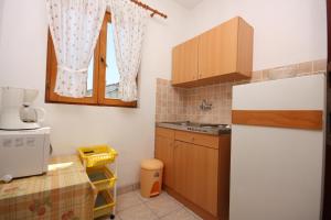 מטבח או מטבחון ב-Apartments with a parking space Turanj, Biograd - 6212