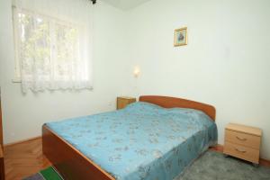una piccola camera con letto e finestra di Apartments with a parking space Srima - Vodice, Vodice - 6099 a Vodice