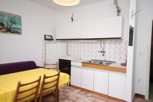 una cucina con tavolo e tavolo e sedie gialli di Apartments with a parking space Srima - Vodice, Vodice - 6099 a Vodice