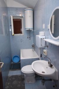 bagno con servizi igienici bianchi e lavandino di Apartments with a parking space Srima - Vodice, Vodice - 6099 a Vodice
