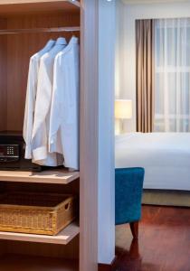 En eller flere senger på et rom på Luxury, Modern & Spacious Two Bedrooms Fully Furnished Apartment