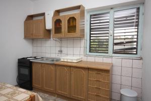A kitchen or kitchenette at Apartments with a parking space Grebastica, Sibenik - 6103