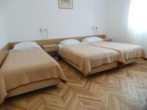 twee bedden naast elkaar in een kamer bij Apartments with a parking space Ljubac, Zadar - 6141 in Ražanac