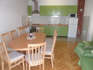 Kuchyňa alebo kuchynka v ubytovaní Apartments with a parking space Ljubac, Zadar - 6141