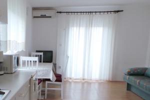 sala de estar con cocina con sofá y ventana en Apartments with a parking space Ljubac, Zadar - 6141, en Ražanac