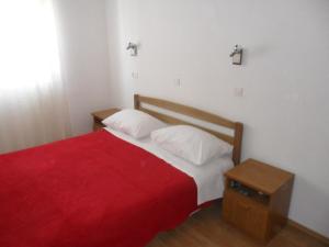 Posteľ alebo postele v izbe v ubytovaní Apartments with a parking space Ljubac, Zadar - 6141