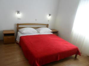 Posteľ alebo postele v izbe v ubytovaní Apartments with a parking space Ljubac, Zadar - 6141