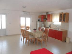 Kuchyňa alebo kuchynka v ubytovaní Apartments with a parking space Ljubac, Zadar - 6141