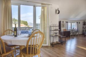 a dining room with a table and chairs and a window at Apartments by the sea Mali Iz (Iz) - 6163 in Iž Mali