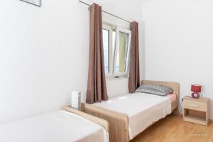 Postel nebo postele na pokoji v ubytování Apartments by the sea Posedarje, Novigrad - 6190